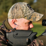 Aktiver In-Ear-Gehörschutz beim Anlegen der Waffe